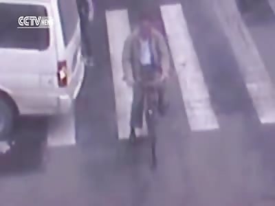BRUTAL: ELDERLY MAN BEING STRUCK BY A REVERSING MINIVAN AND TRAPPED UNDER ITS WHEELS (ZOOM ADDED)