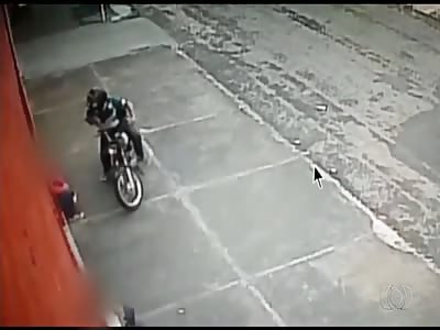 WOMAN ATTACKS THIEF WITH HELMET