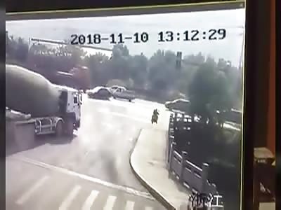 SHOCKING AND DESTRUCTIVE ACCIDENT - MOTORCYCLIST SAVED BY MIRACLE