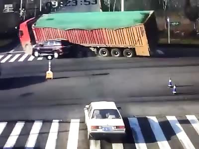 WOW - CAR TOTTALY SMASHED BY OVERTURNED TRUCK