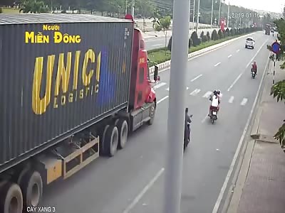 SHOCKING ACCIDENT MOTORCYCLE VS TRUCK
