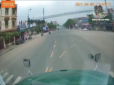 PASSING A RED LIGHT, ELECTRIC BICYCLES IS HIT BY A TRUCK