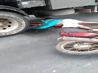  FAT BLACK MAN KILLED HIMSELF UNDER THE WHEELS OF THE TRUCK