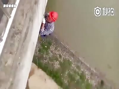 Man falls from Bridge and Dies in Terrible work Accident