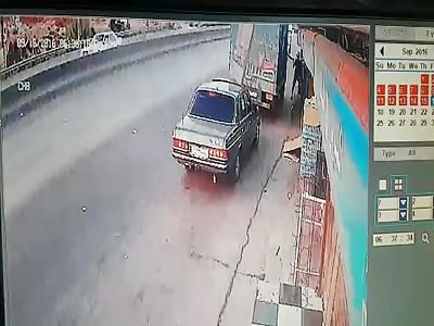 FATAL ACCIDENT: Car Being Crushed Between 2 Trucks!