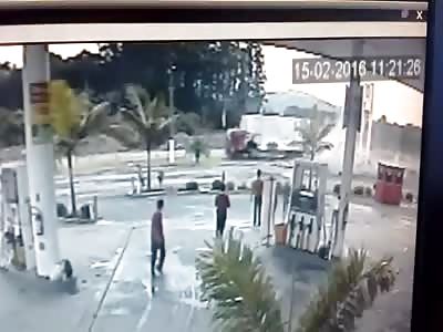 camera recorded the moment of collision of two trucks
