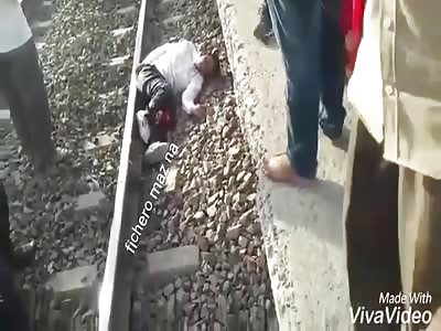 Man is without feet by train