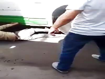 Thief gets trapped under the wheels of a bus