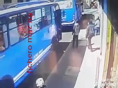 Drunk man falls under a bus and dies