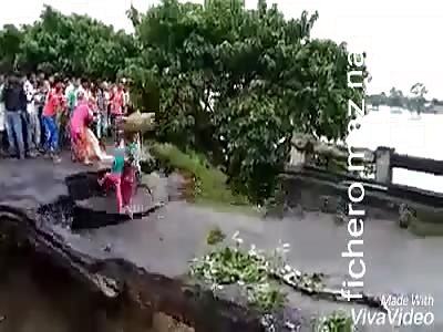 Bridge collapses and people fall to the river