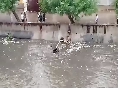 Car falls into the river and the current drags it