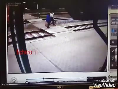 man dies to be crushed by a train (suicide)