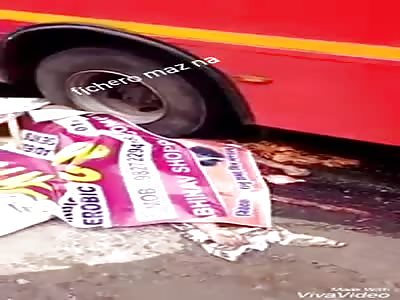 APLASTADO: man is crushed by passenger bus leaving it scattered