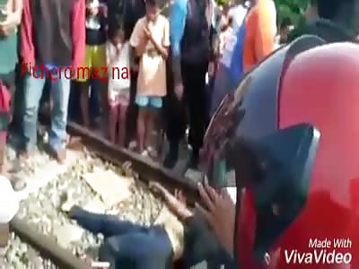 BEAUTIFUL SUICIDE: a man dies crushed by the train (another angle)