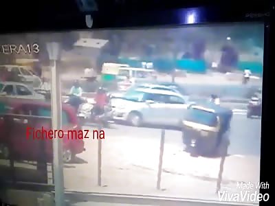 ACCIDENT: truck destroys people waiting to pass the street
