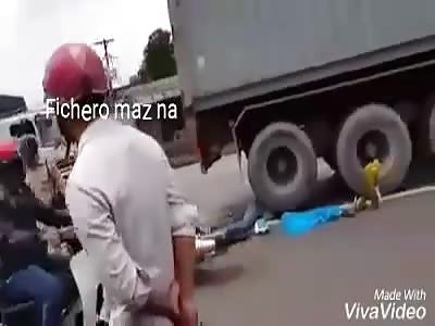 ACCIDENT: motorcyclist crashes against trailer