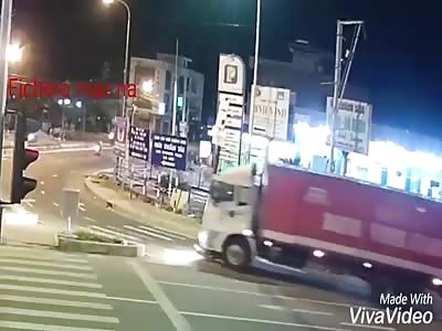 ACCIDENT: Trailer takes a motorcyclist to not see it in the curve
