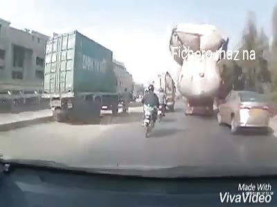 ACCIDENT: motorcyclist loses control and throws other motorcyclists