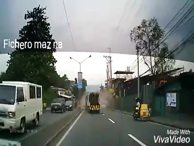 ACCIDENT: truck rolls its way to cars causing great shredding