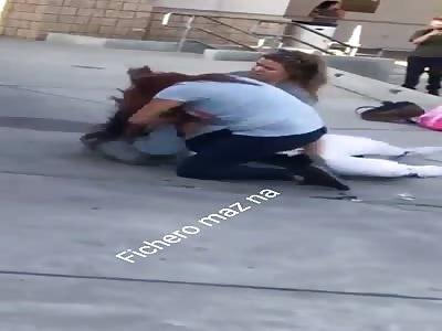 women fighting for love at school
