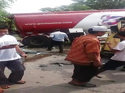 ACCIDENT: MAN IS PRESSED ON HIS TRUCK