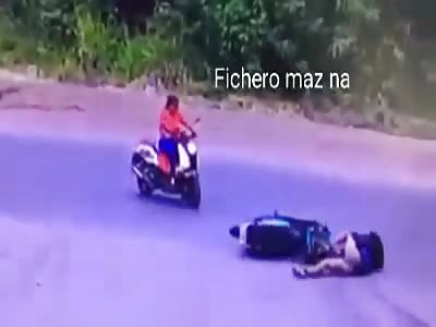 WOMAN WALKS IMPRUDENT AND MAKES A MOTORCYCLIST FALL