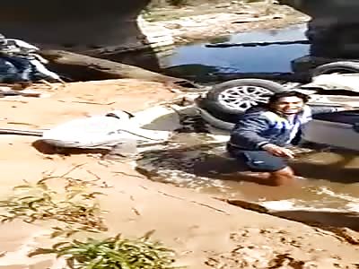 AUTOMOBILE FALLS TO THE RIVER AND TRY TO SAVE THE DRIVER
