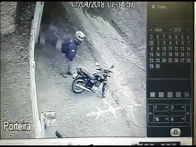 CCTV MURDER... Thief executes a guy before taking his bike 