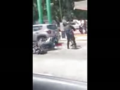 ACCIDENT BETWEEN POLICE AND CIVIL! THE POLICE ARE BEATED