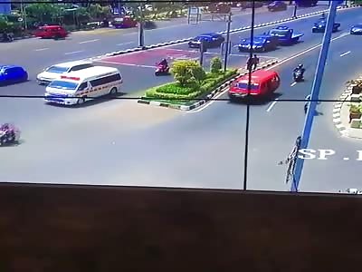 Van Jumps Traffic Light in Red and Hits Bikers
