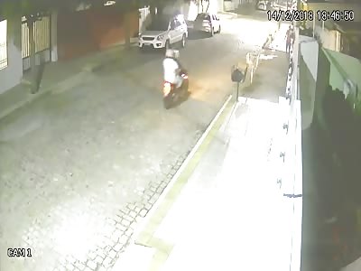 Thieves Arrives in Motorcycle to Execute His Victim and Steal Phone
