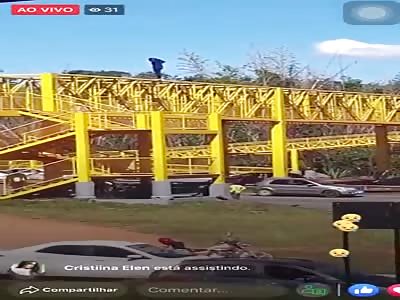 Crazy woman throws herself from the top of the pedestrian bridge