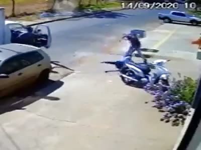 Man beats up girlfriend on the street