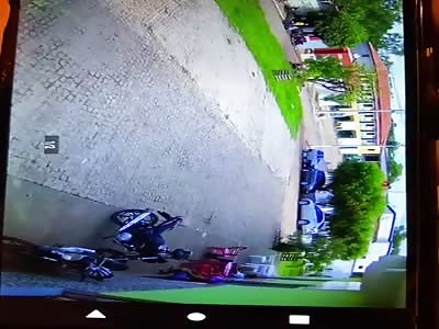 Motorcyclists crashes into tree
