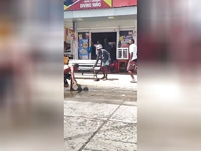 Fight with knives in the middle of the street