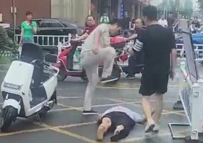 Crazy Road rage in Chinese street leave man in intensive care 