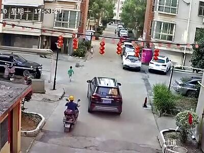 Stupid Chinese driver crushed little boy under his big car