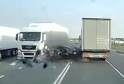 Near Omsk, the car was crushed between trucks, 3 dead