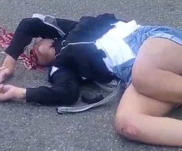 Couple on motorcycle crushed on big truck wife died on the spot 