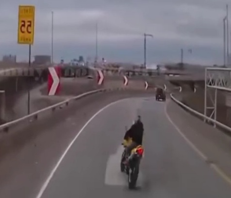 Motorcyclist crush and fall from bridge 