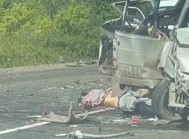 Horrific accident leaves dead bodies on the road 