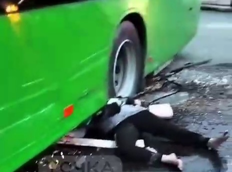 car flew into a bus with people at great speed: a woman was thrown out
