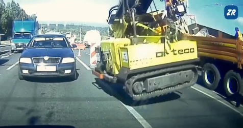 manipulator and pile driver collapsed on car of pregnant girl 