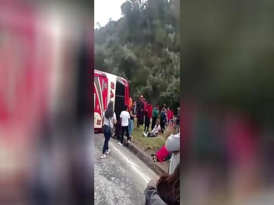 5 PEOPLES KILLED AND MORE INJURED AFTER A VIOLENT ACCIDENT WITH A BUS 