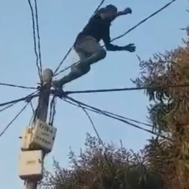 Suicide Jumper Leaps to His Death From Pole