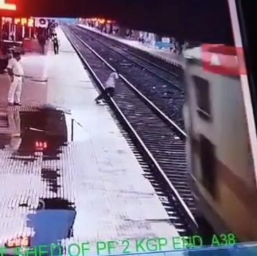 Man Jumps On Tracks To End His Useless Life
