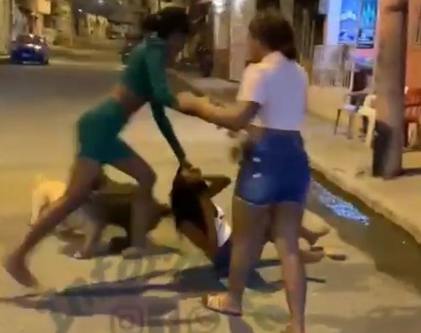 Two young girls crazy fight 