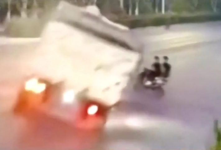 DAMN: Overturned Truck Crushes Motorcyclists