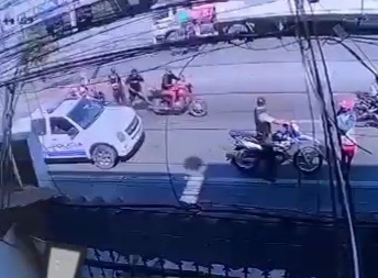 Ecuadorian police officer gets his motorcycle robbed by armed gang
