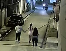 Fat ass woman and her friends are victim of armed robbery 